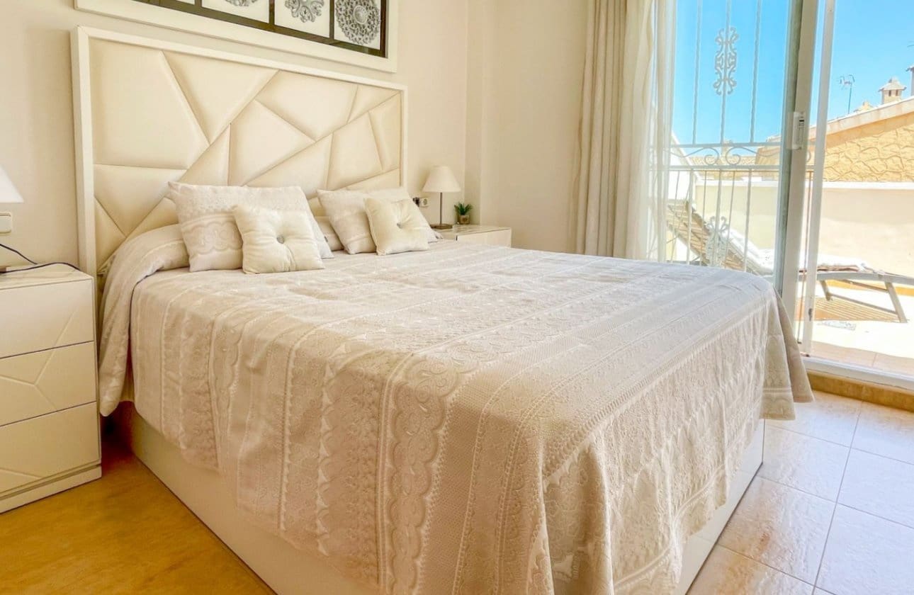 Casa de 4 habitaciones en Orihuela Costa en venta con piscina - 339.000 € (Ref: 9968921)