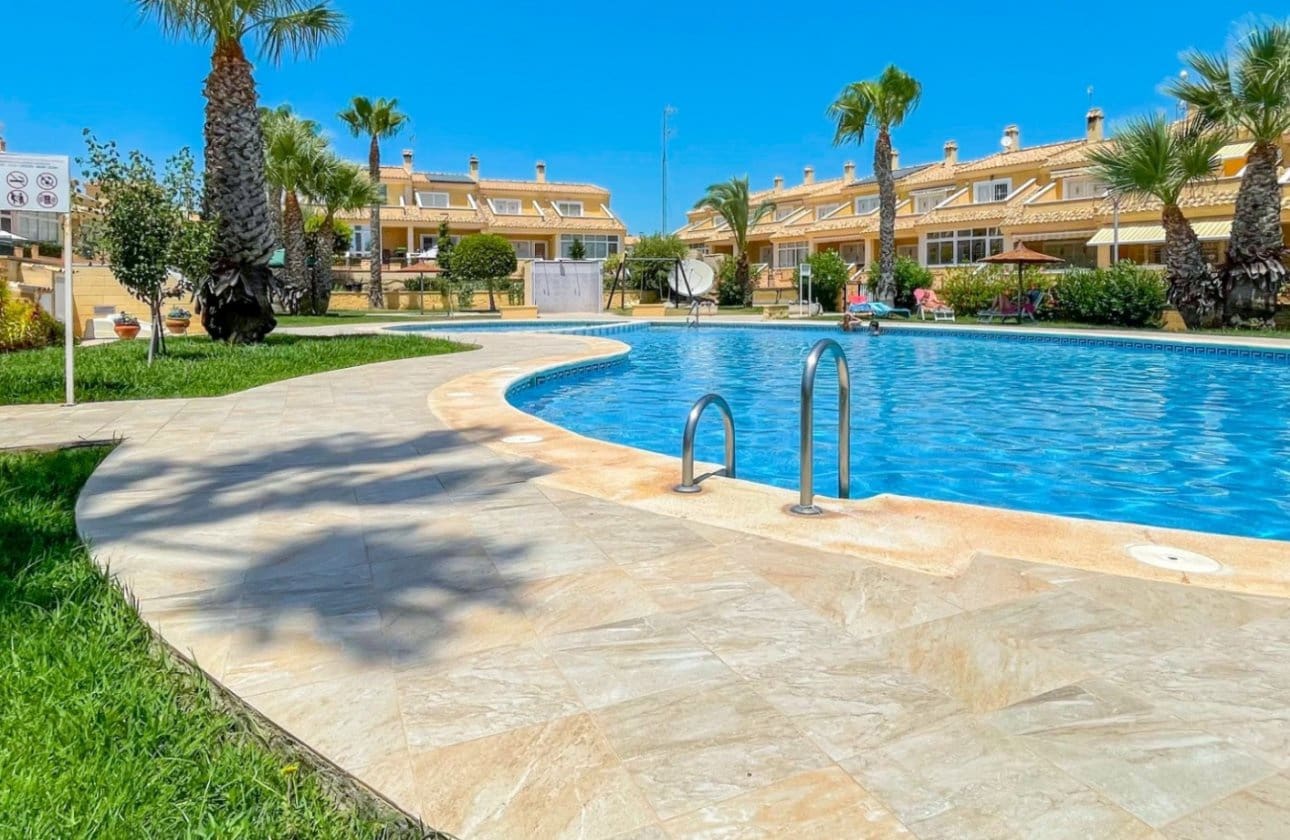 Casa de 4 habitaciones en Orihuela Costa en venta con piscina - 339.000 € (Ref: 9968921)