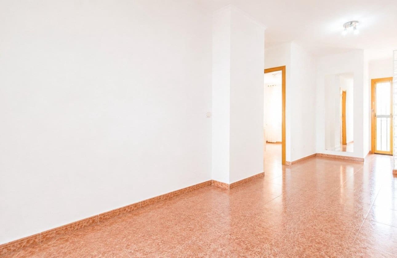 Piso de 3 habitaciones en Torrevieja en venta - 127.000 € (Ref: 9968929)
