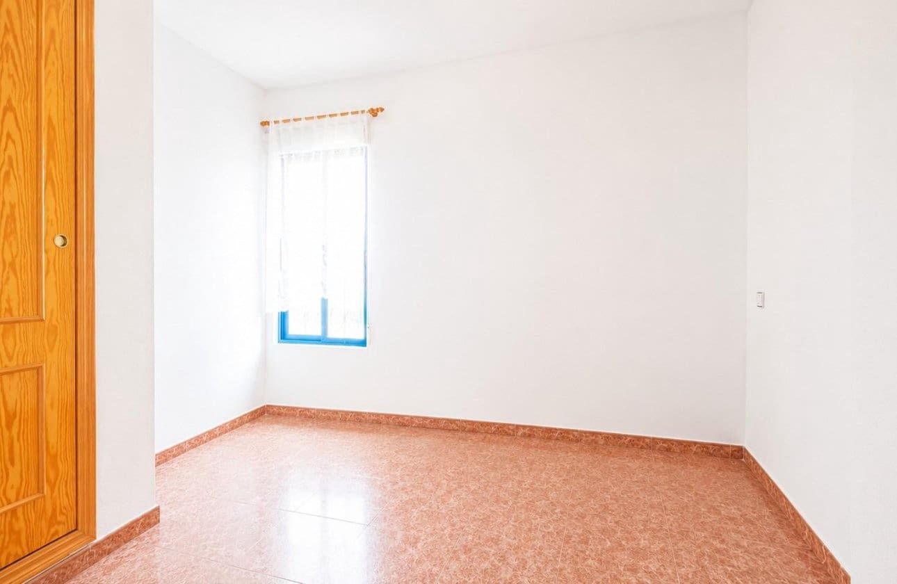 Piso de 3 habitaciones en Torrevieja en venta - 127.000 € (Ref: 9968929)