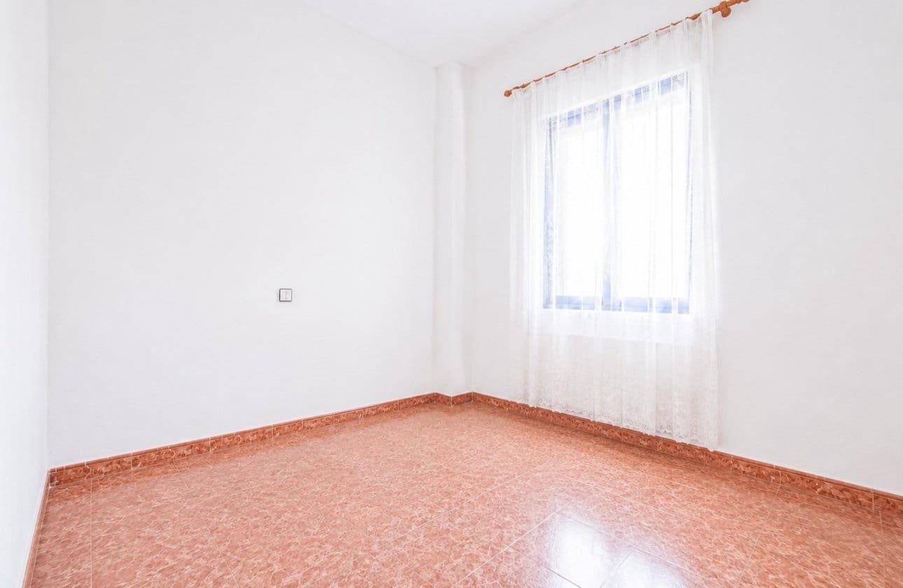 Piso de 3 habitaciones en Torrevieja en venta - 127.000 € (Ref: 9968929)