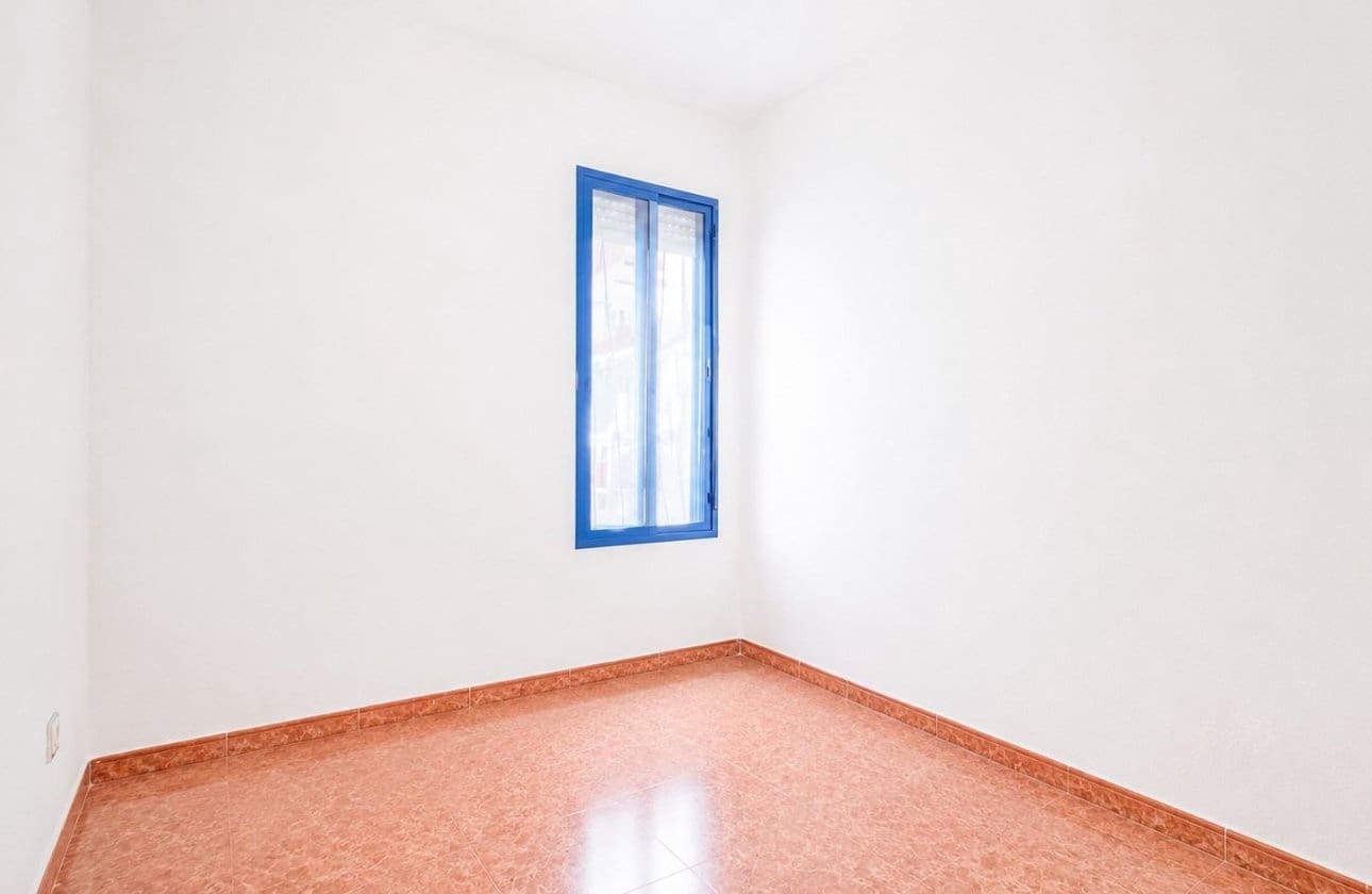 Piso de 3 habitaciones en Torrevieja en venta - 127.000 € (Ref: 9968929)