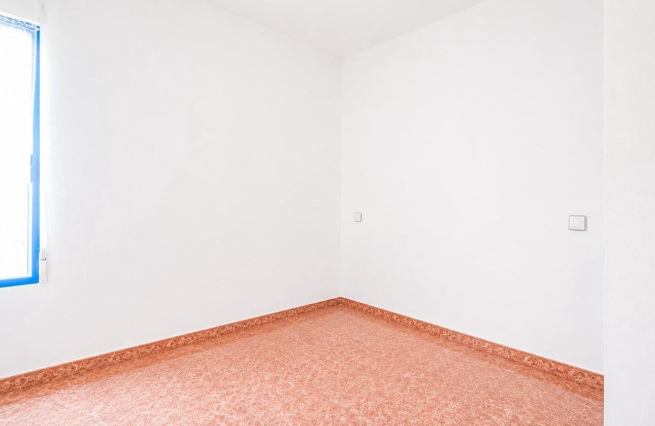 Piso de 3 habitaciones en Torrevieja en venta - 127.000 € (Ref: 9968929)
