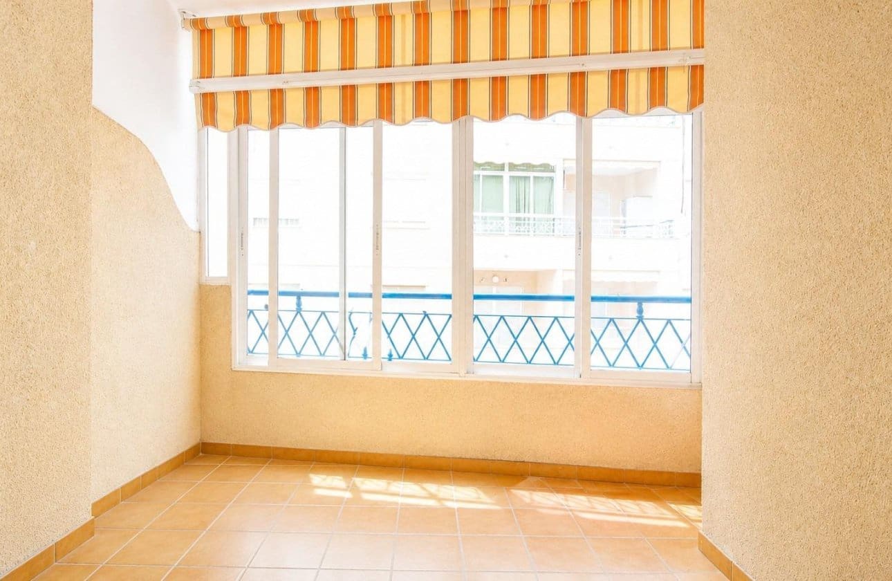 Piso de 3 habitaciones en Torrevieja en venta - 127.000 € (Ref: 9968929)