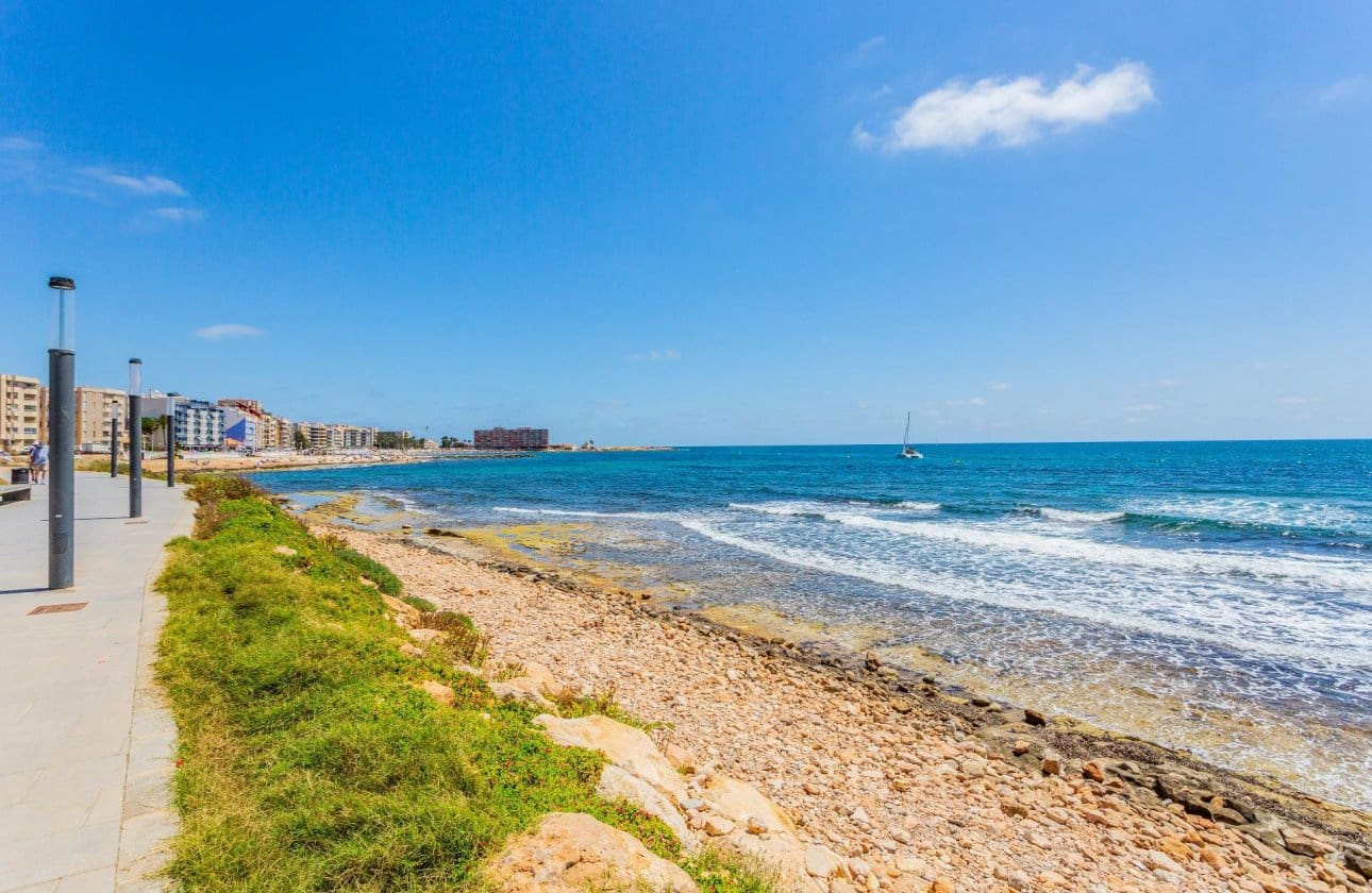 Piso de 3 habitaciones en Torrevieja en venta - 127.000 € (Ref: 9968929)