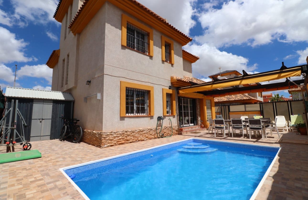 3 bedroom Semi-detached Villa for sale in Los Montesinos with pool - € 299,950 (Ref: 9968934)
