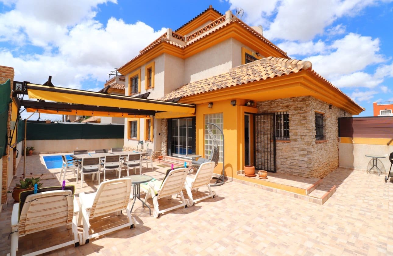 3 bedroom Semi-detached Villa for sale in Los Montesinos with pool - € 299,950 (Ref: 9968934)