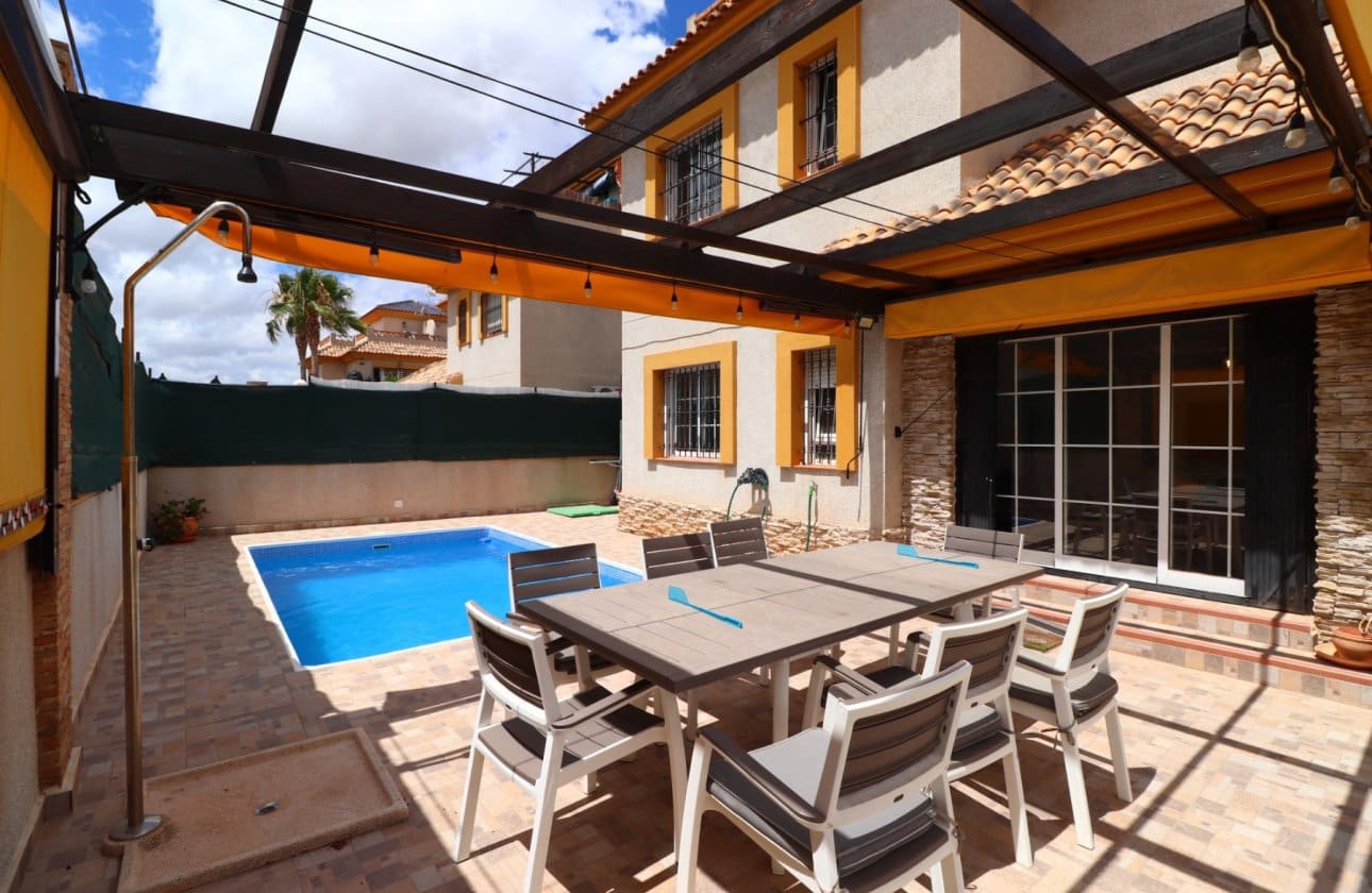 3 bedroom Semi-detached Villa for sale in Los Montesinos with pool - € 299,950 (Ref: 9968934)
