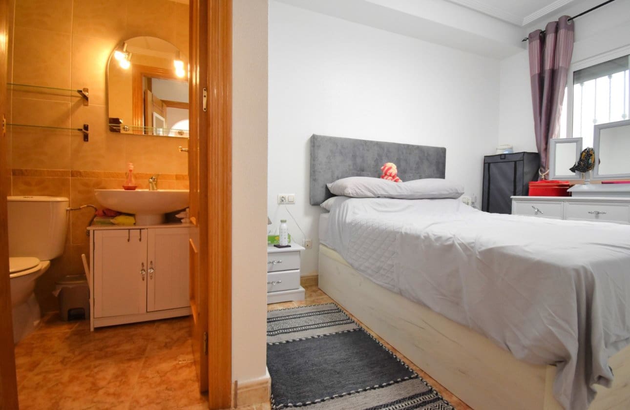 2 soveværelse Lejlighed til salg i Orihuela Costa med swimmingpool - € 179.000 (Ref: 9968937)