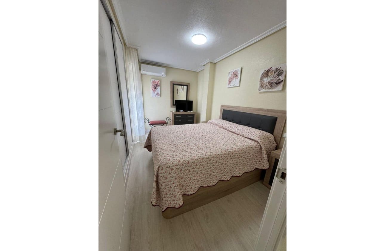 3 makuuhuone Ranta-asunto myytävänä paikassa Torrevieja - 209 500 € (Ref: 9968938)