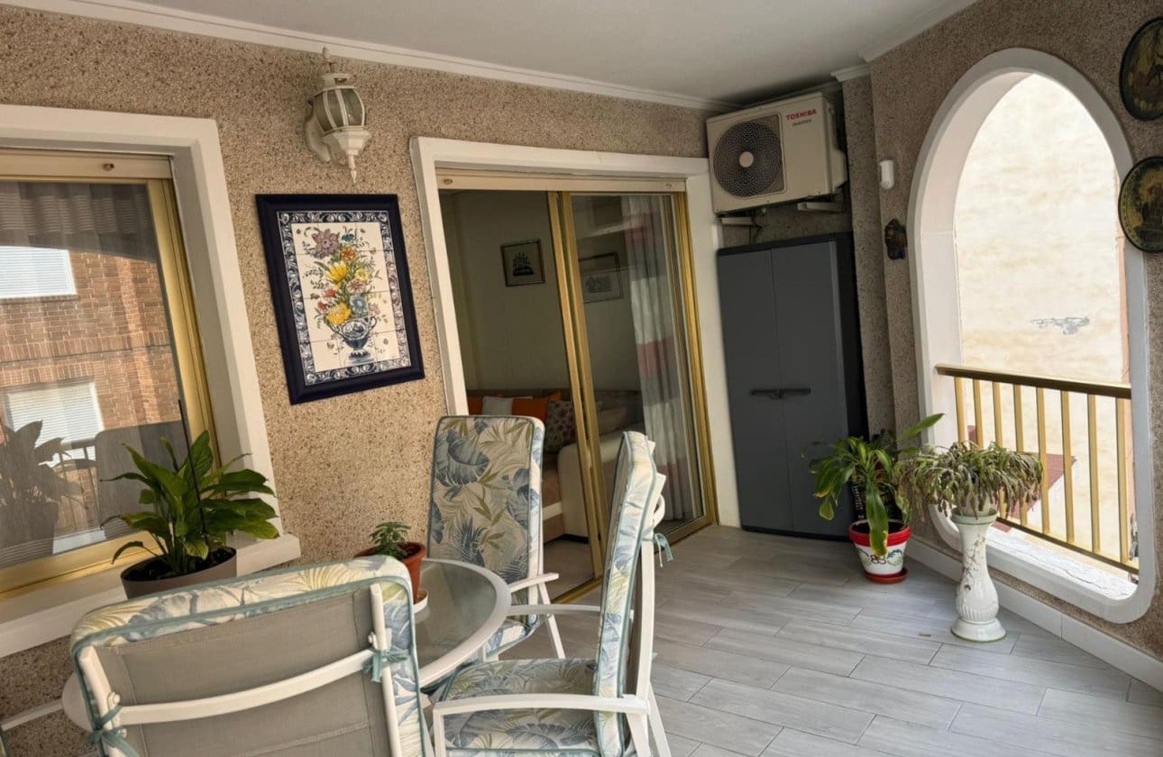3 makuuhuone Ranta-asunto myytävänä paikassa Torrevieja - 209 500 € (Ref: 9968938)