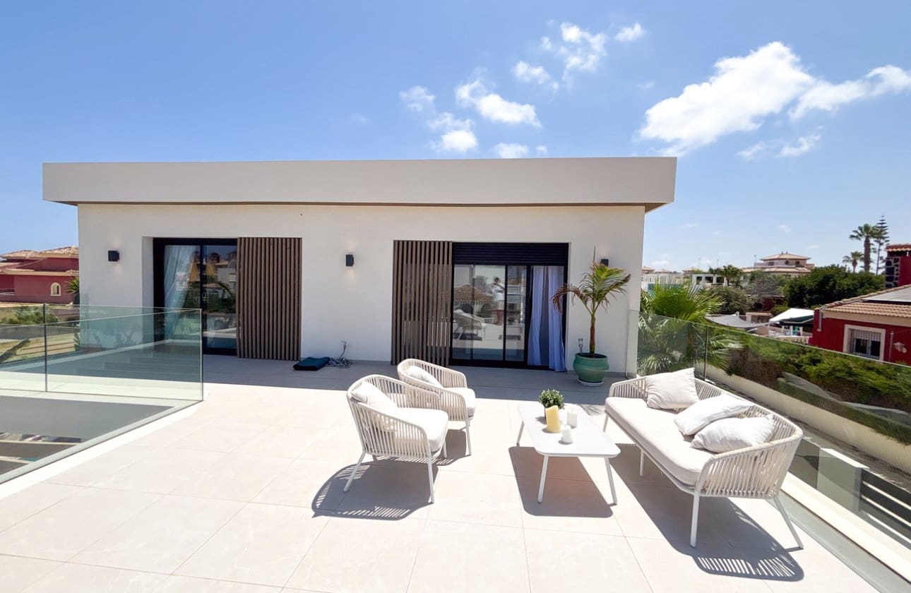 3 sovrum Villa till salu i Cabo Roig med pool - 749 000 € (Ref: 9990897)