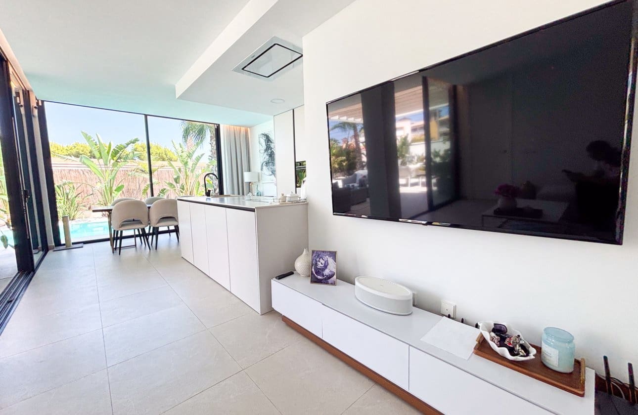 3 sovrum Villa till salu i Cabo Roig med pool - 749 000 € (Ref: 9990897)