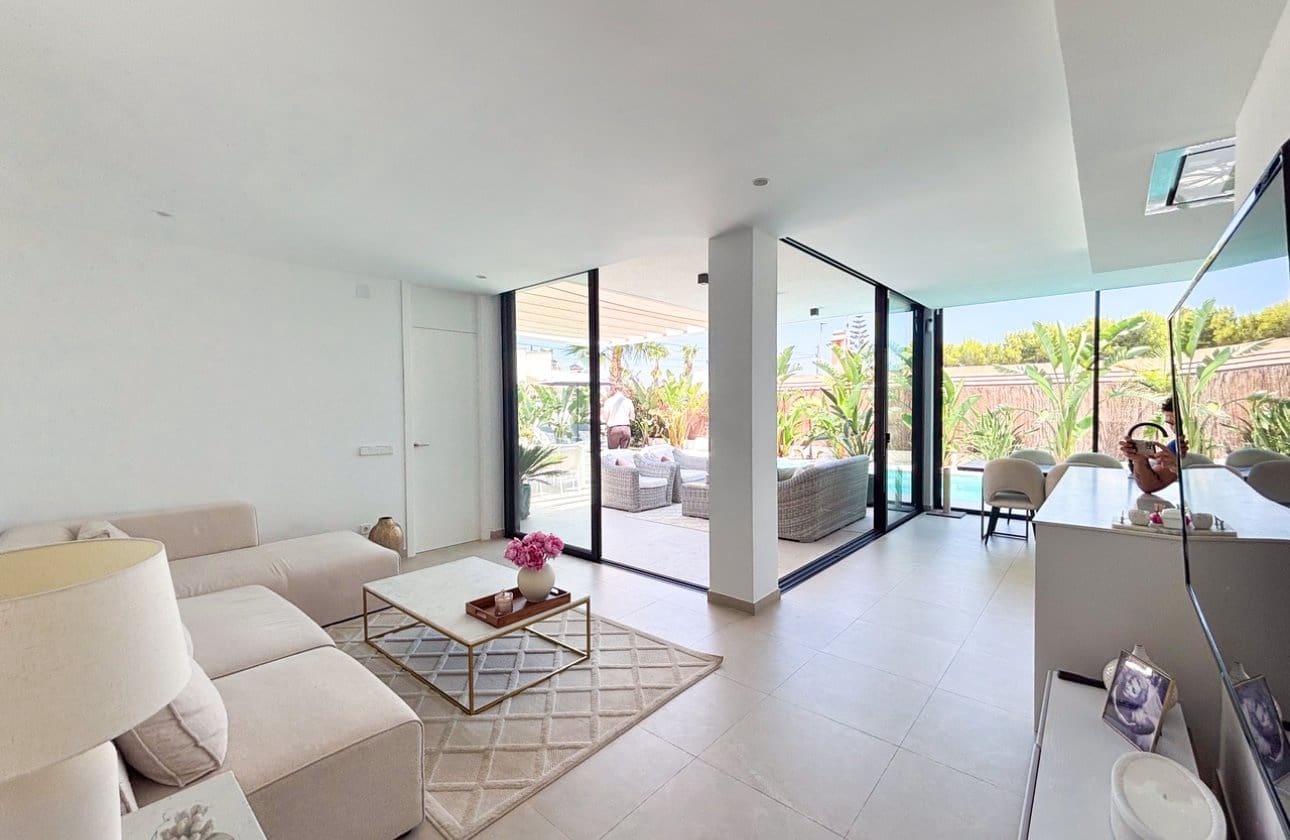3 sovrum Villa till salu i Cabo Roig med pool - 749 000 € (Ref: 9990897)