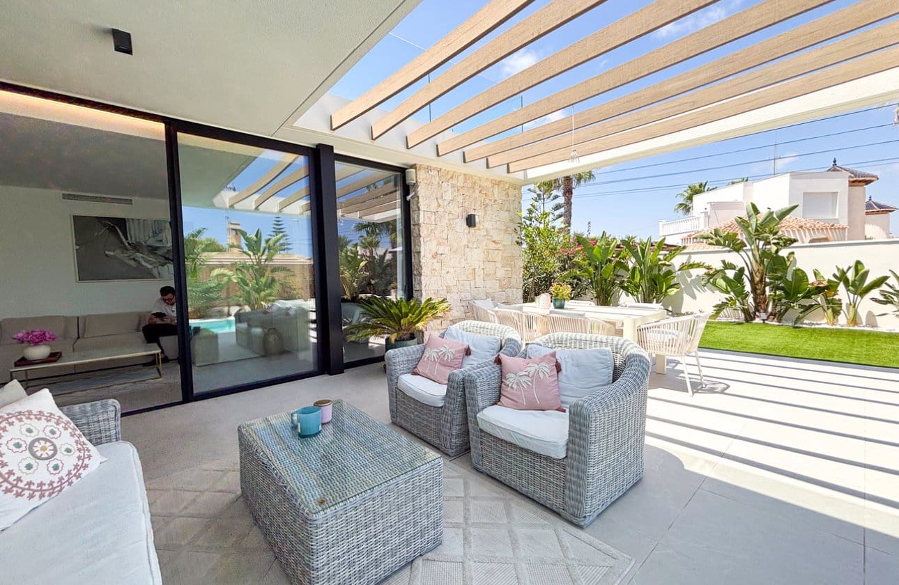 3 sovrum Villa till salu i Cabo Roig med pool - 749 000 € (Ref: 9990897)