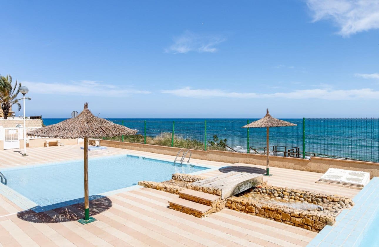 2 sovrum Strandlägenhet till salu i Torre del Moro med pool - 219 500 € (Ref: 9990902)