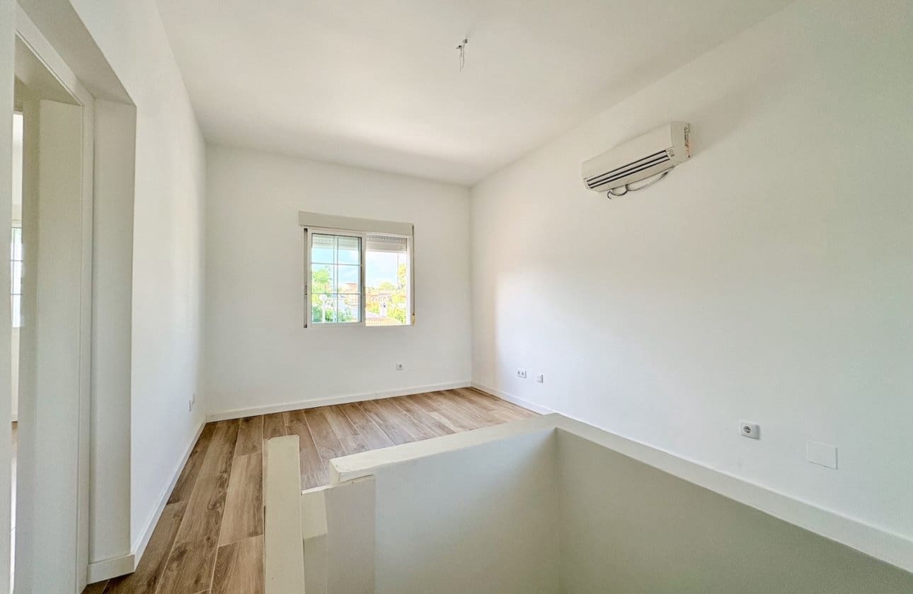 4 makuuhuone Huvila myytävänä paikassa Los Balcones mukana uima-altaan - 270 000 € (Ref: 9999828)