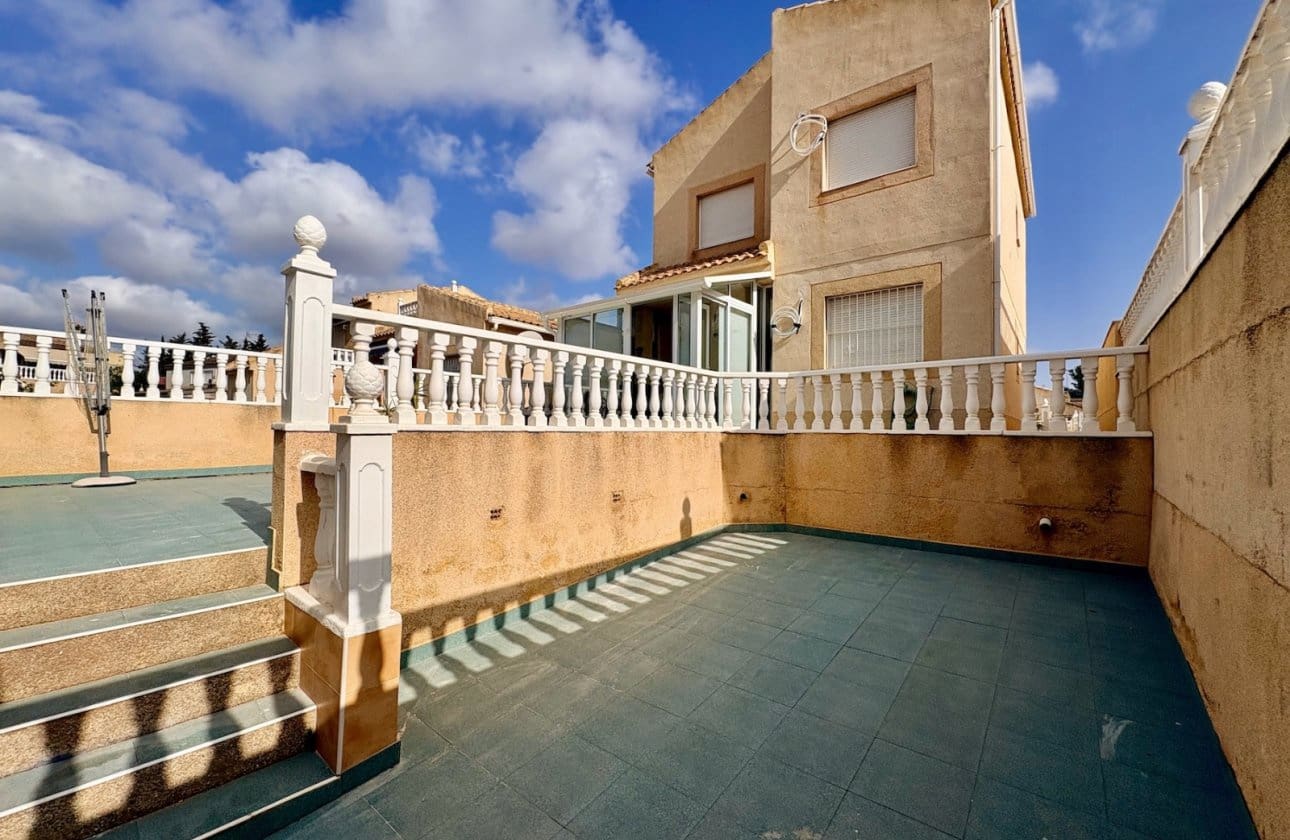 4 makuuhuone Huvila myytävänä paikassa Los Balcones mukana uima-altaan - 270 000 € (Ref: 9999828)