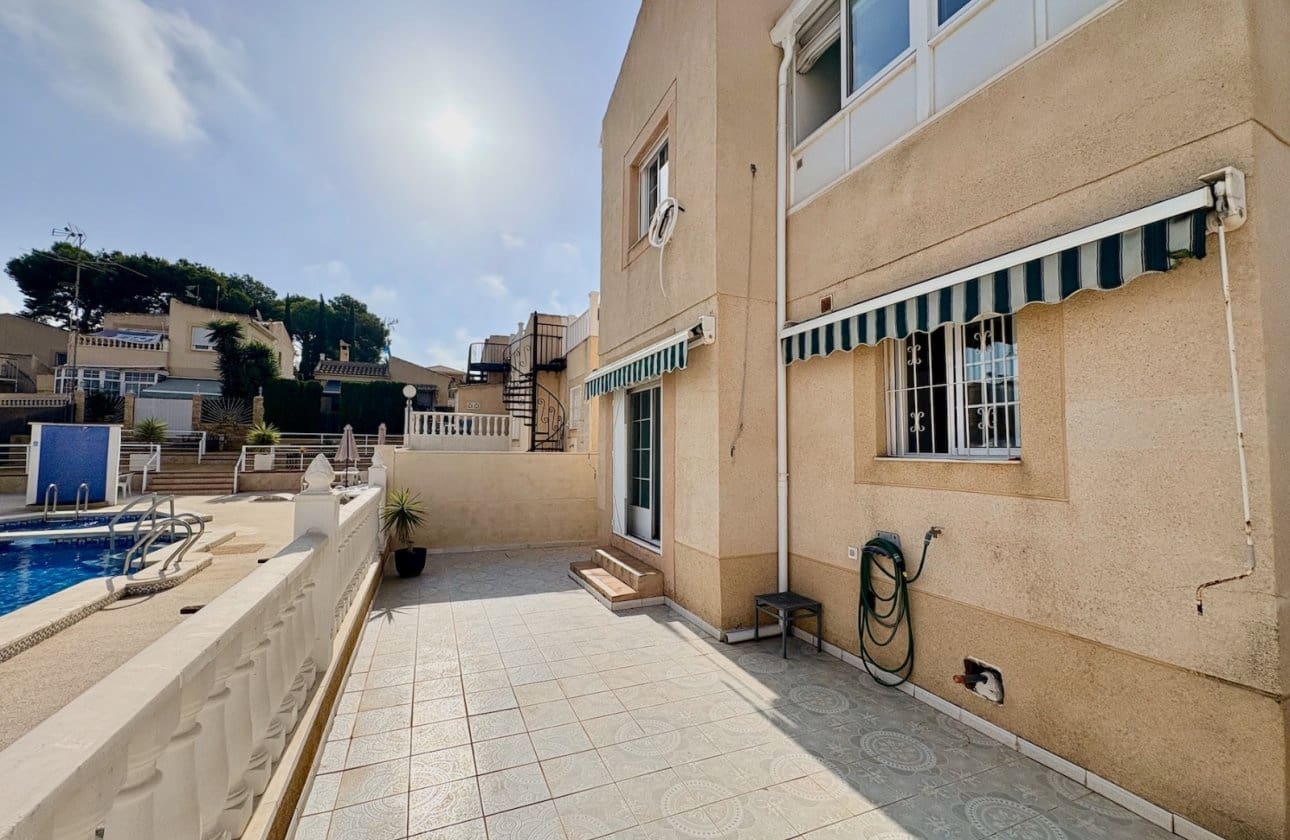 4 makuuhuone Huvila myytävänä paikassa Los Balcones mukana uima-altaan - 270 000 € (Ref: 9999828)