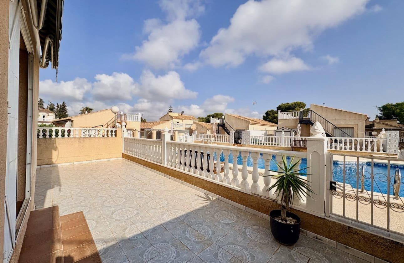 4 makuuhuone Huvila myytävänä paikassa Los Balcones mukana uima-altaan - 270 000 € (Ref: 9999828)