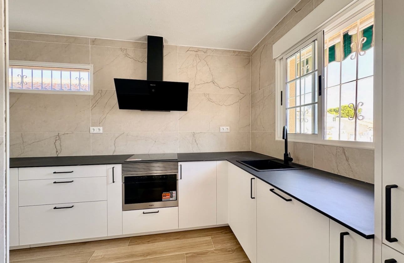 4 makuuhuone Huvila myytävänä paikassa Los Balcones mukana uima-altaan - 270 000 € (Ref: 9999828)
