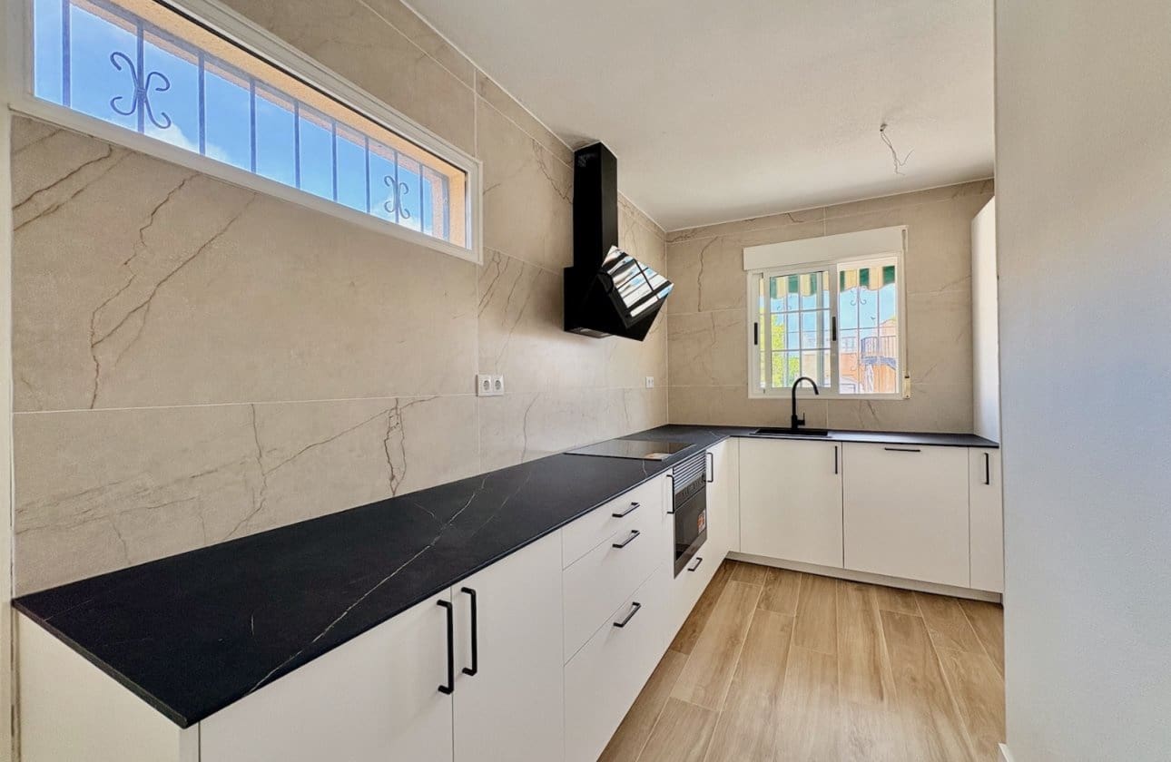 4 makuuhuone Huvila myytävänä paikassa Los Balcones mukana uima-altaan - 270 000 € (Ref: 9999828)