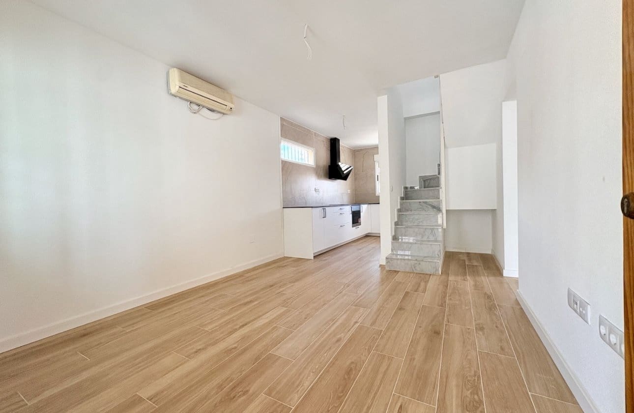 4 makuuhuone Huvila myytävänä paikassa Los Balcones mukana uima-altaan - 270 000 € (Ref: 9999828)