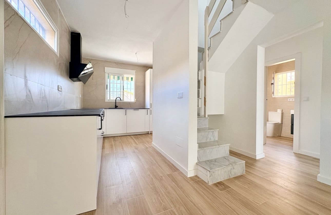 4 makuuhuone Huvila myytävänä paikassa Los Balcones mukana uima-altaan - 270 000 € (Ref: 9999828)