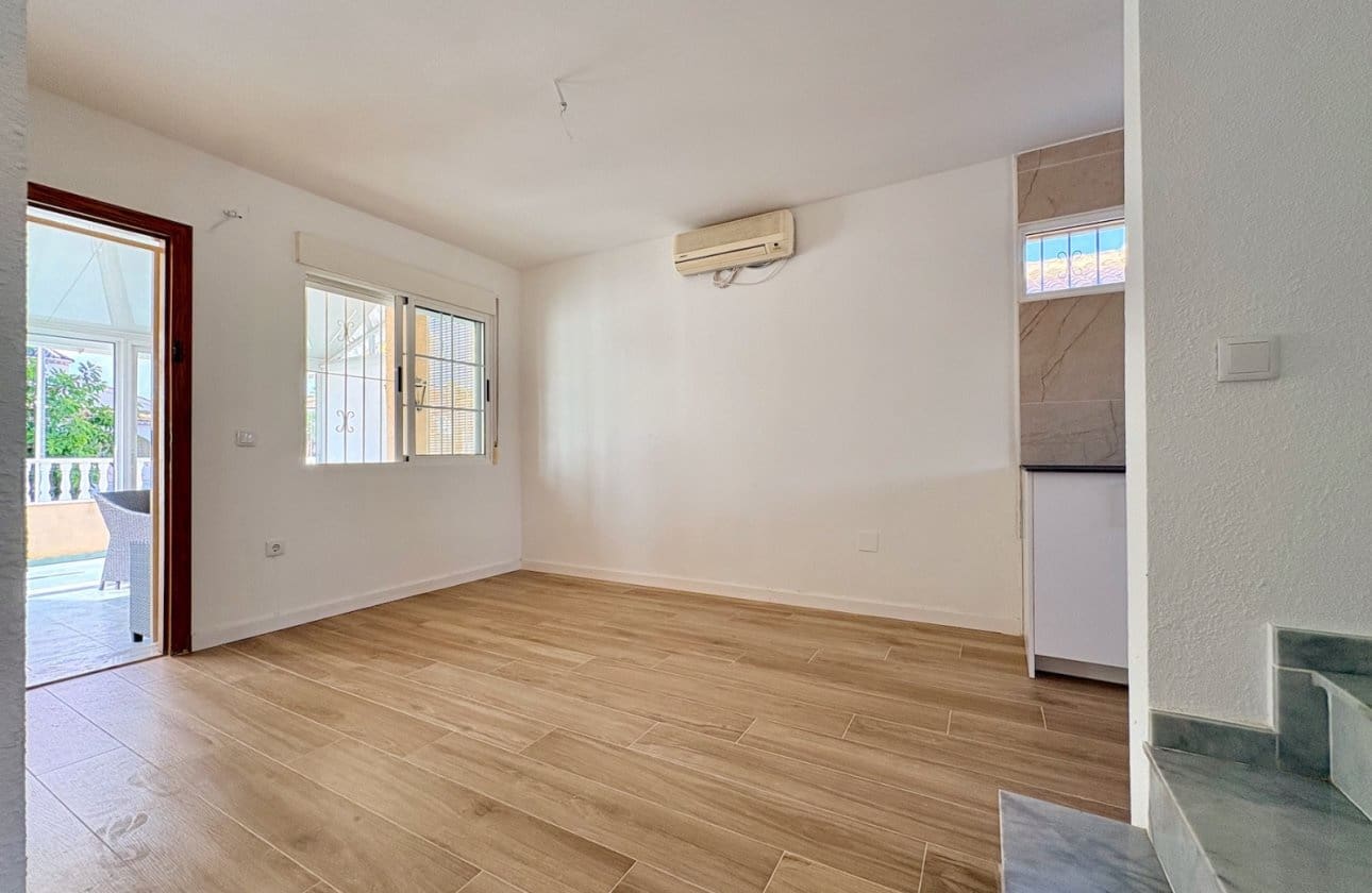 4 makuuhuone Huvila myytävänä paikassa Los Balcones mukana uima-altaan - 270 000 € (Ref: 9999828)