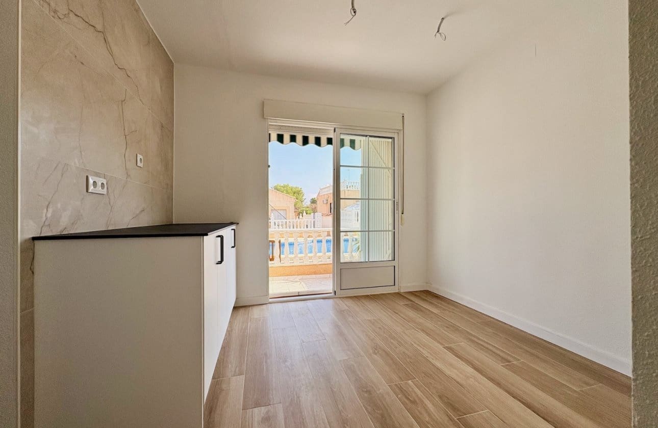 4 makuuhuone Huvila myytävänä paikassa Los Balcones mukana uima-altaan - 270 000 € (Ref: 9999828)