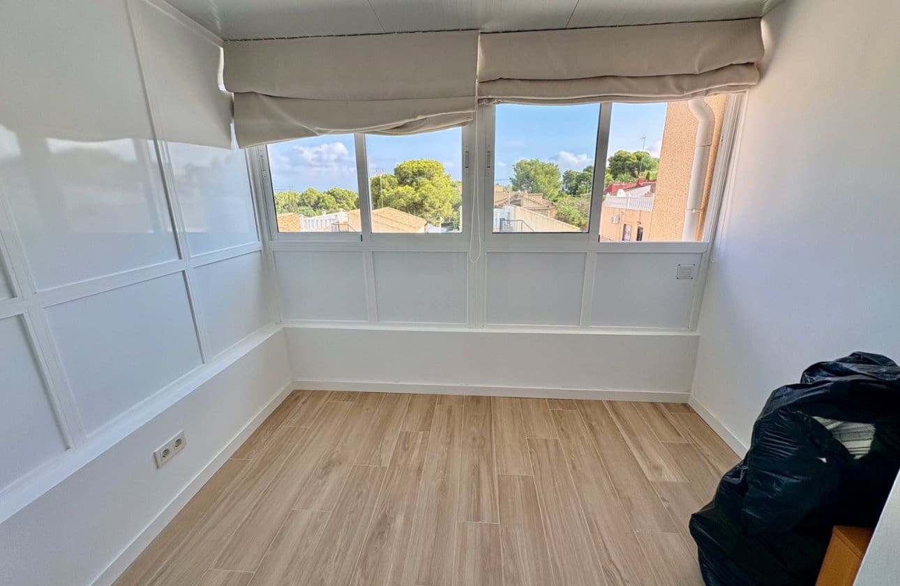 4 makuuhuone Huvila myytävänä paikassa Los Balcones mukana uima-altaan - 270 000 € (Ref: 9999828)