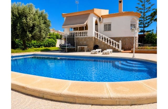 5 soveværelse Villa til salg i La Siesta, Torrevieja med swimmingpool garage - € 399.000 (Ref: 9999829)