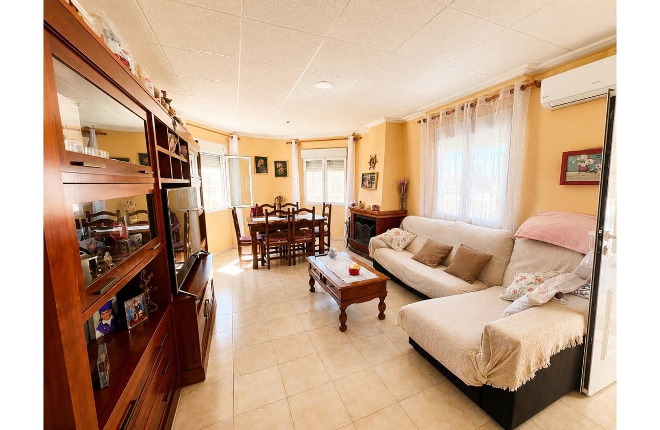 5 soveværelse Villa til salg i La Siesta med swimmingpool garage - € 399.000 (Ref: 9999829)