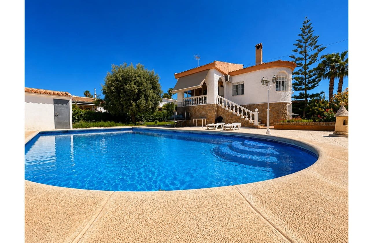 5 soveværelse Villa til salg i La Siesta med swimmingpool garage - € 399.000 (Ref: 9999829)