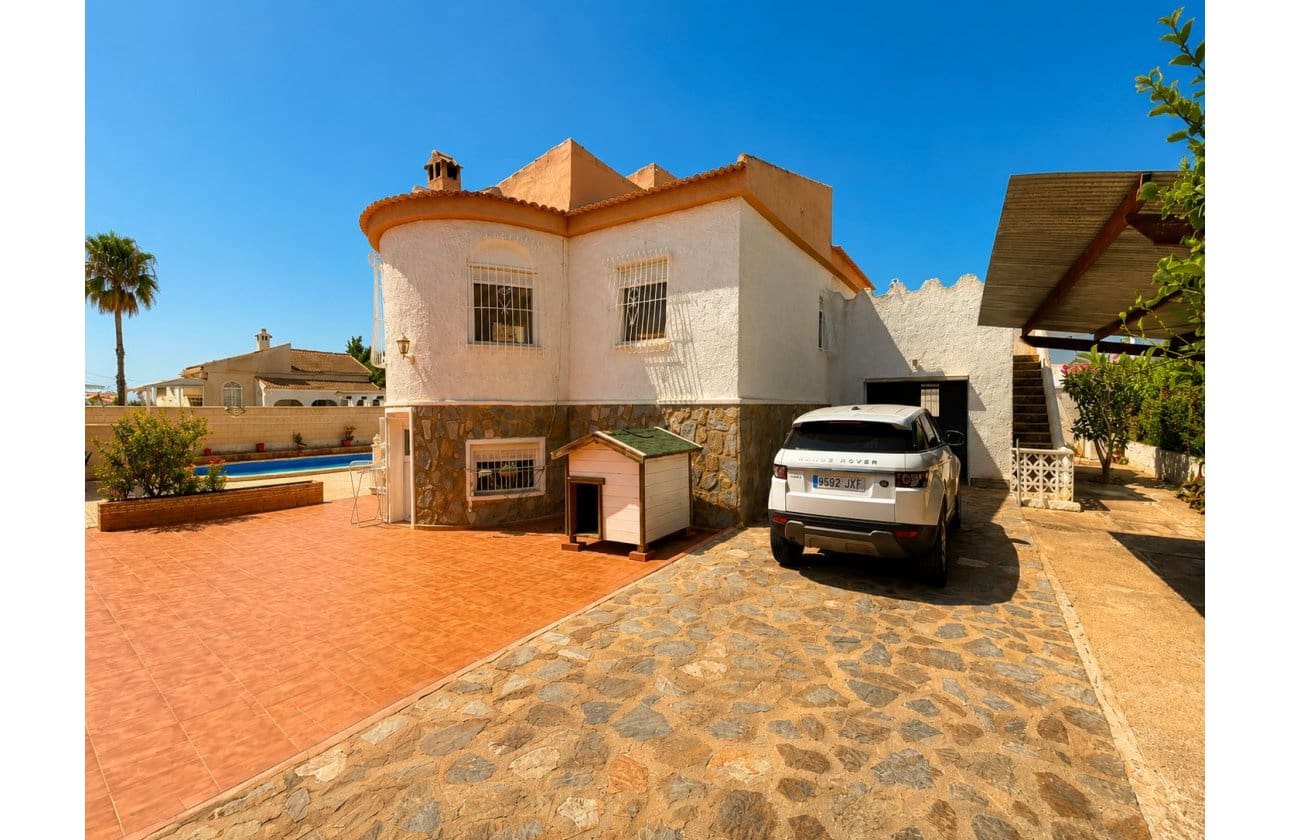 5 soveværelse Villa til salg i La Siesta med swimmingpool garage - € 399.000 (Ref: 9999829)