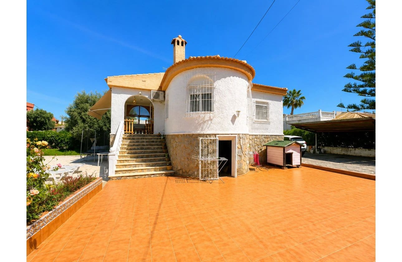 5 soveværelse Villa til salg i La Siesta med swimmingpool garage - € 399.000 (Ref: 9999829)