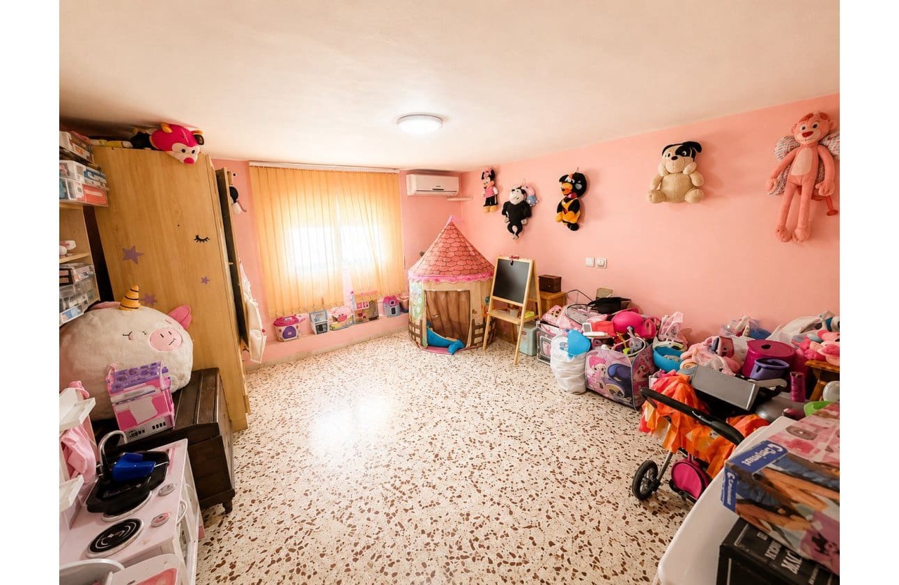 5 soveværelse Villa til salg i La Siesta med swimmingpool garage - € 399.000 (Ref: 9999829)