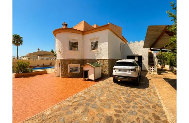 5 soveværelse Villa til salg i La Siesta, Torrevieja med swimmingpool garage - € 399.000 (Ref: 9999829)