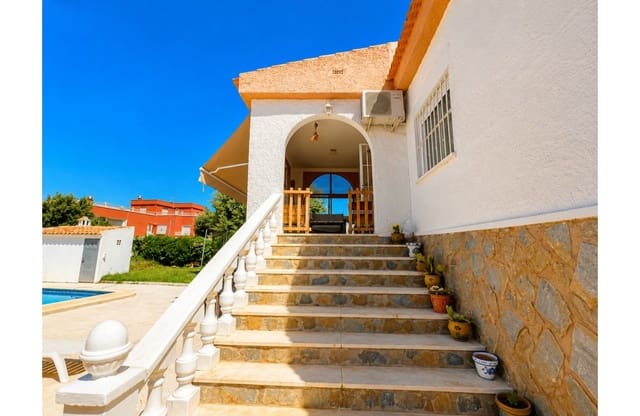 5 soveværelse Villa til salg i La Siesta, Torrevieja med swimmingpool garage - € 399.000 (Ref: 9999829)