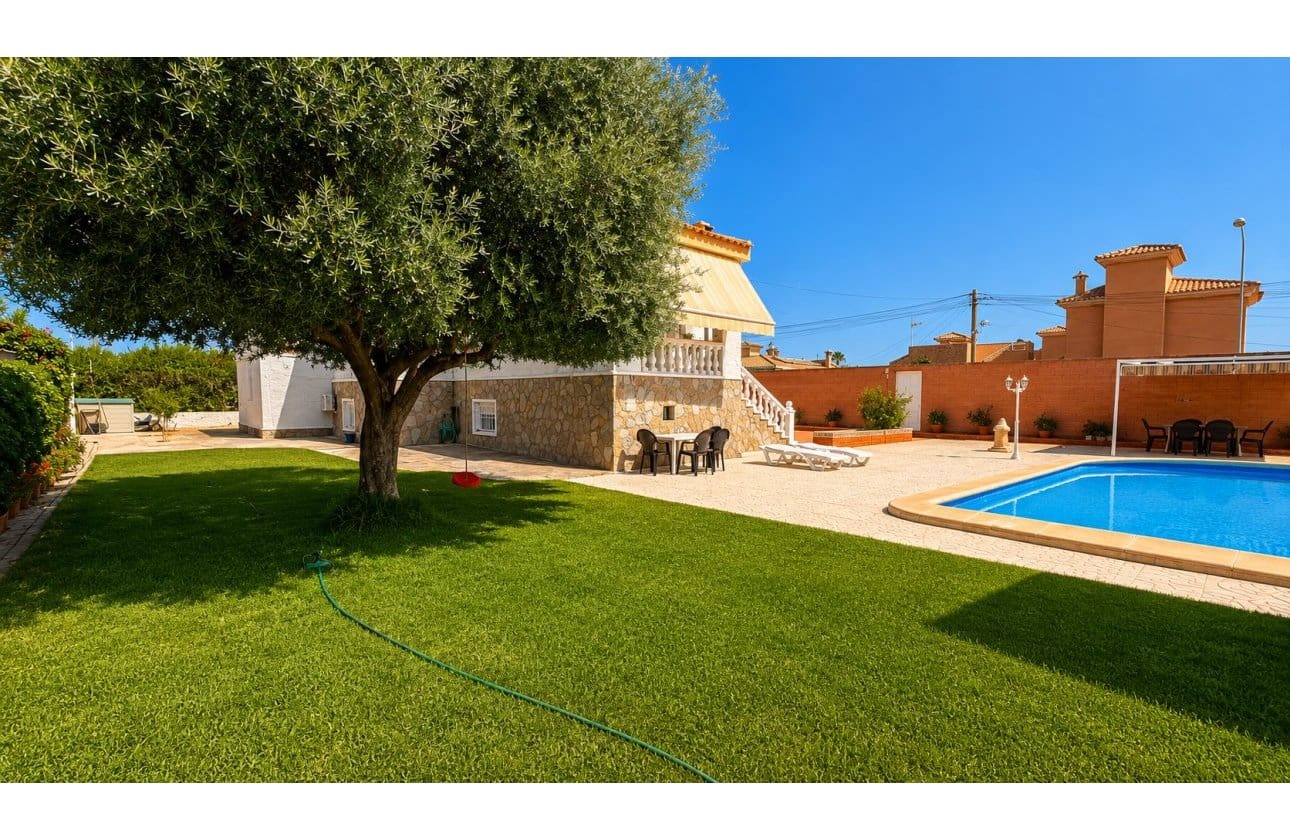5 soveværelse Villa til salg i La Siesta med swimmingpool garage - € 399.000 (Ref: 9999829)