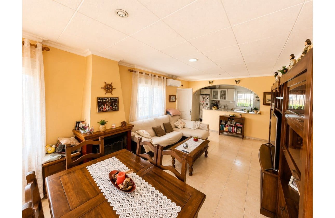 5 soveværelse Villa til salg i La Siesta med swimmingpool garage - € 399.000 (Ref: 9999829)