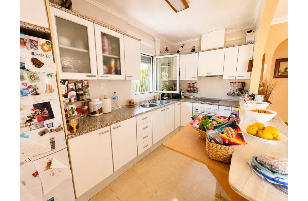 5 soveværelse Villa til salg i La Siesta med swimmingpool garage - € 399.000 (Ref: 9999829)