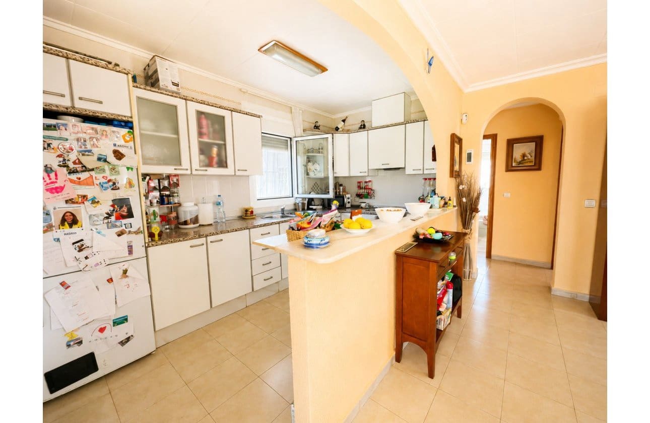 5 soveværelse Villa til salg i La Siesta med swimmingpool garage - € 399.000 (Ref: 9999829)