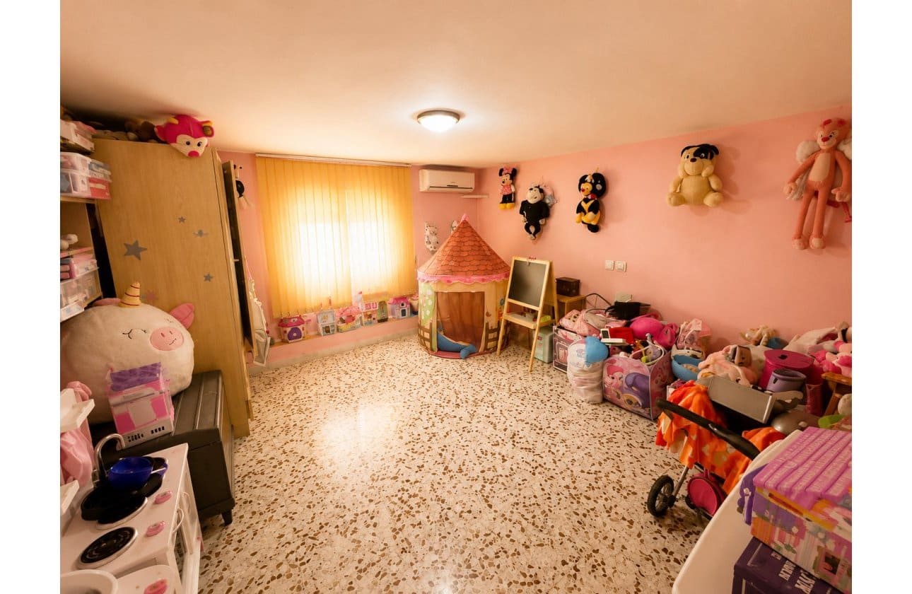 5 soveværelse Villa til salg i La Siesta med swimmingpool garage - € 399.000 (Ref: 9999829)