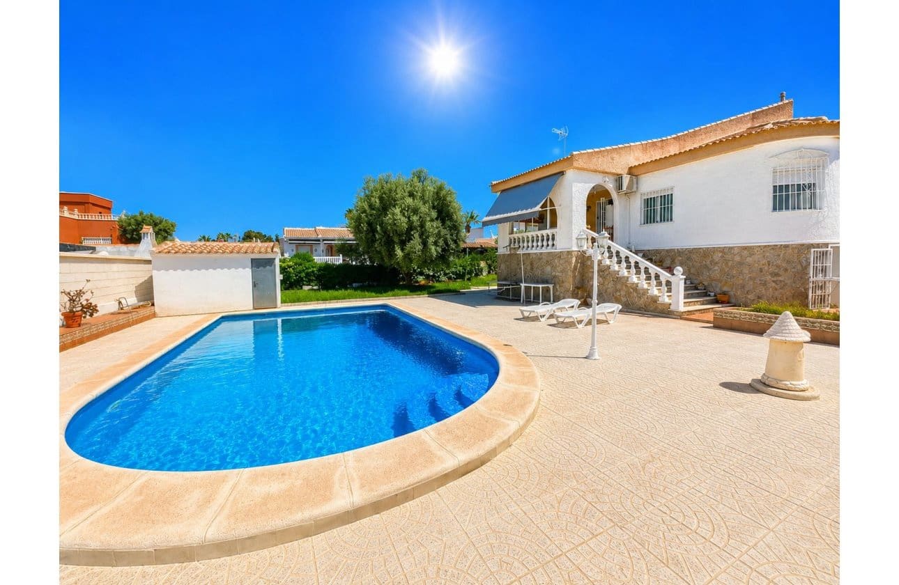 5 soveværelse Villa til salg i La Siesta med swimmingpool garage - € 399.000 (Ref: 9999829)