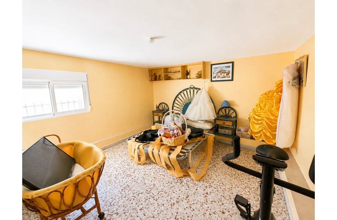 5 soveværelse Villa til salg i La Siesta med swimmingpool garage - € 399.000 (Ref: 9999829)