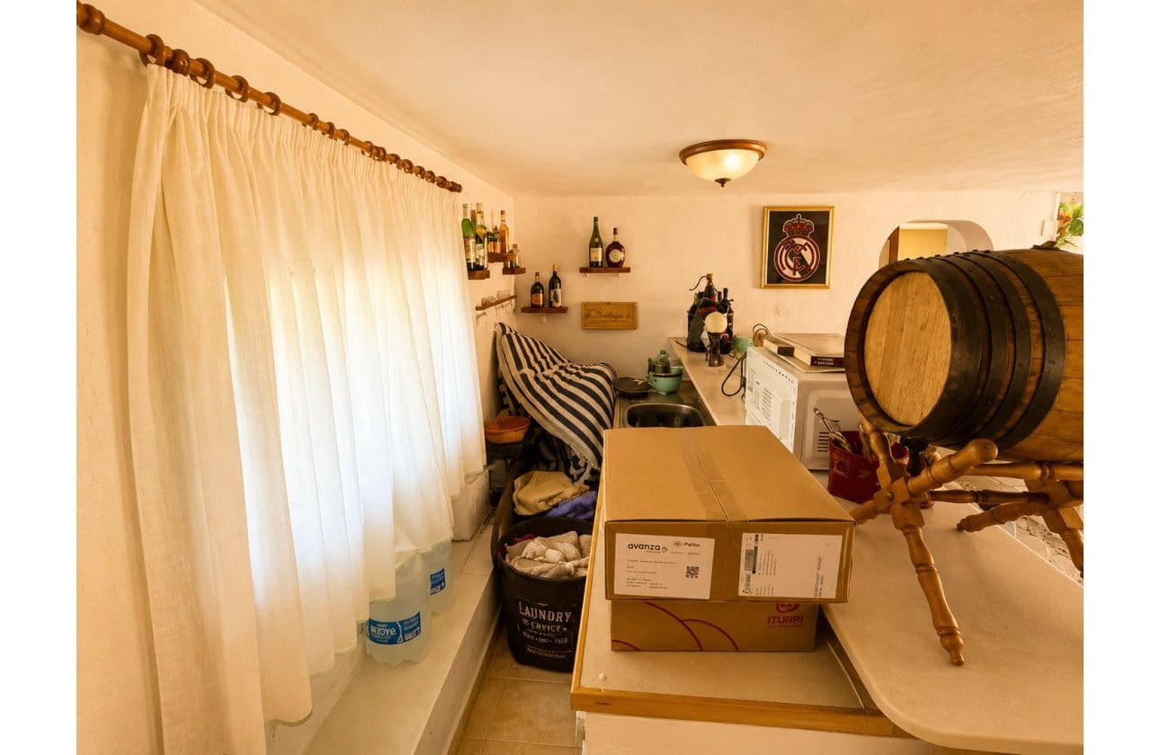5 soveværelse Villa til salg i La Siesta med swimmingpool garage - € 399.000 (Ref: 9999829)
