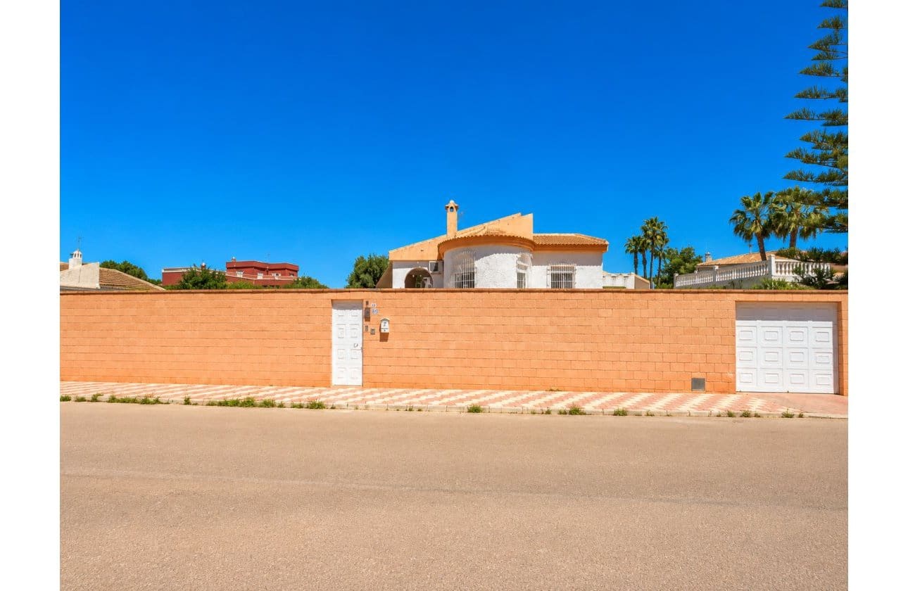 5 soveværelse Villa til salg i La Siesta med swimmingpool garage - € 399.000 (Ref: 9999829)