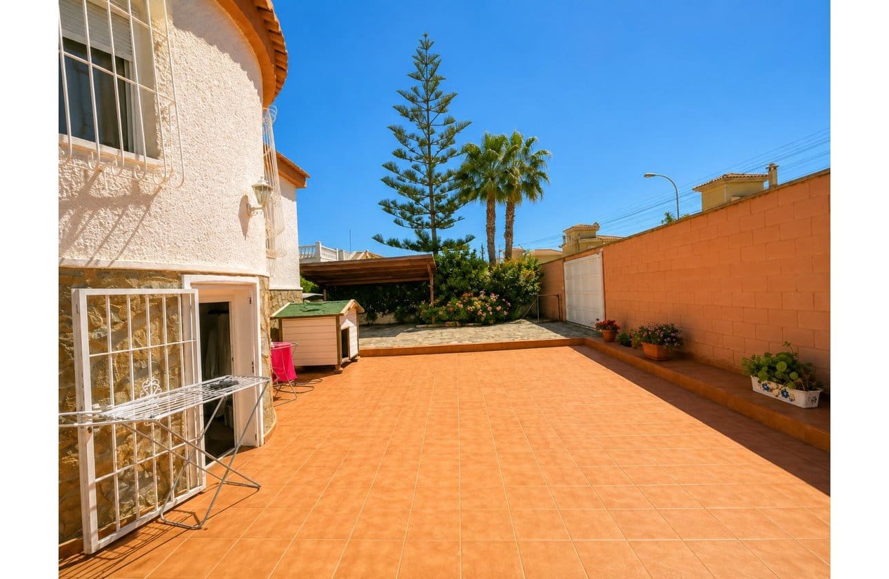 5 soveværelse Villa til salg i La Siesta med swimmingpool garage - € 399.000 (Ref: 9999829)