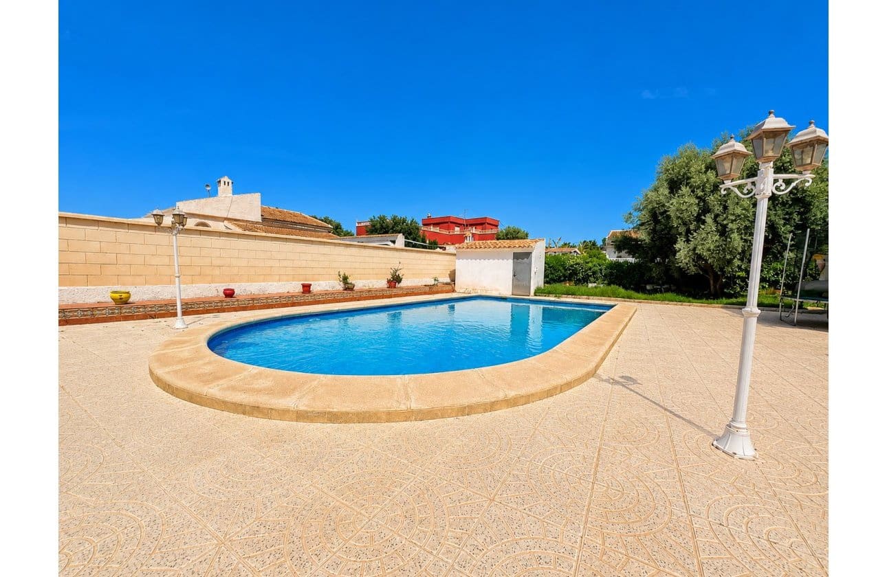 5 soveværelse Villa til salg i La Siesta med swimmingpool garage - € 399.000 (Ref: 9999829)